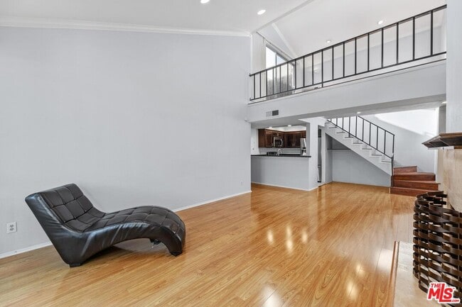 Building Photo - 5325 Newcastle Ave Unit 338 Rental