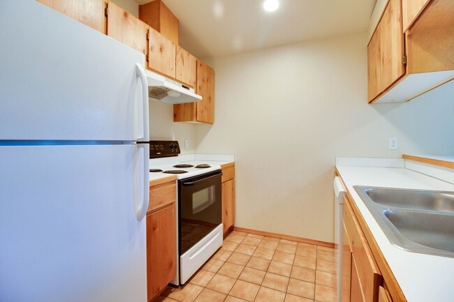 Building Photo - 2144 SW Reindeer Ave Unit 2144