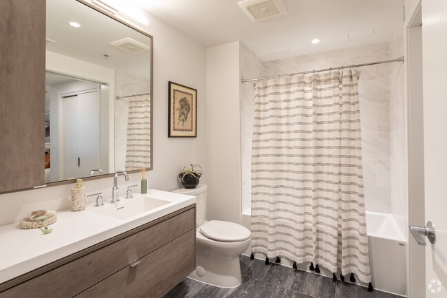 1BR, 1BA - 652 SF