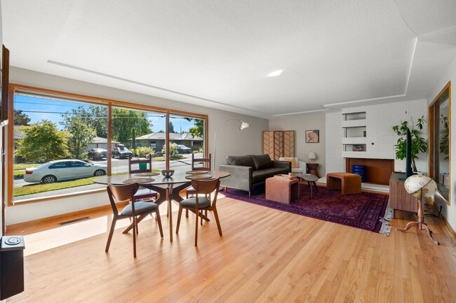 Building Photo - Mid-Century Classic! 3bd/3ba 2700 sf Short... Rental