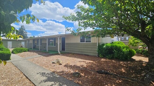 Building Photo - Beautiful Tacoma duplex 2bd 1 bath w/ 1 car garage