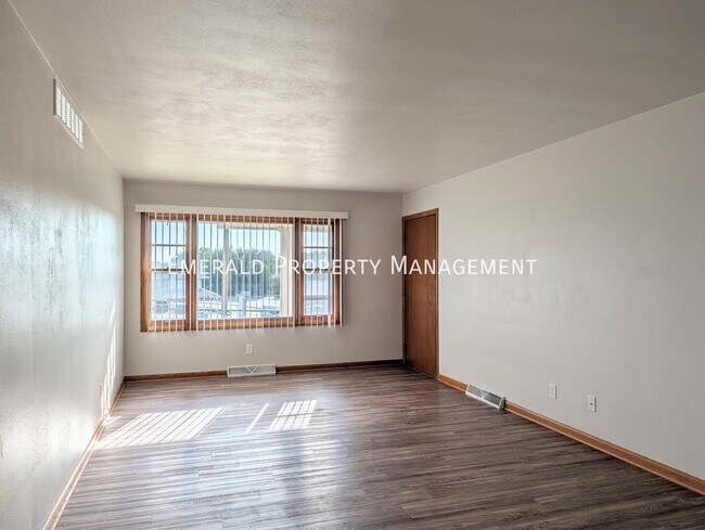 570 N Mulford Rd Unit 4