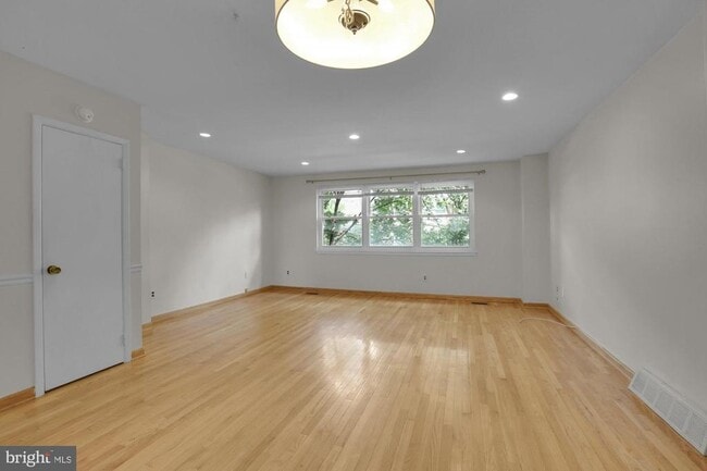 Building Photo - 6736 Emlen St Rental