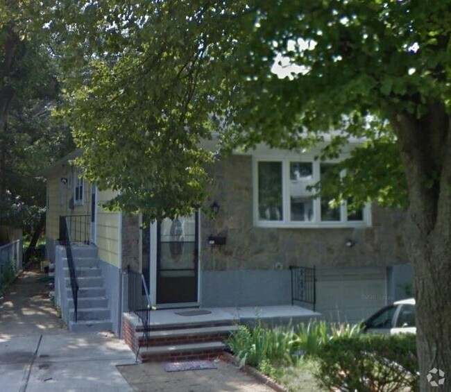 Building Photo - 24-11 Bayswater Ave Rental