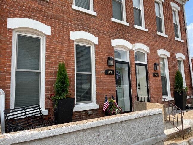 Building Photo - 107 W 13th St Rental