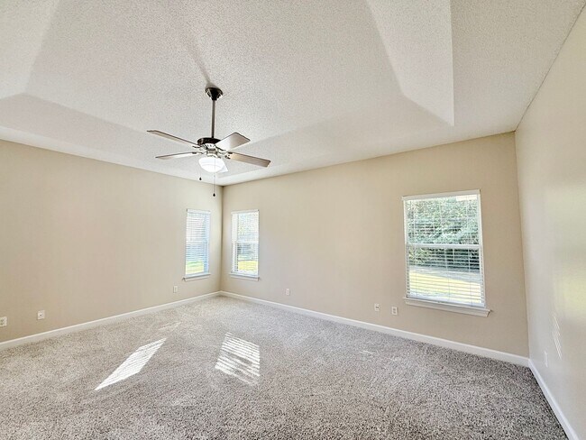 Photo - Spacious 3 Bed/2 Bath Home - 0.82 Acre Lot