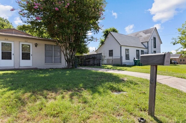 Photo - Spacious Duplex for Rent in Sherman, TX La...