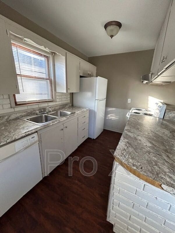 Photo - 1004 E 10th St