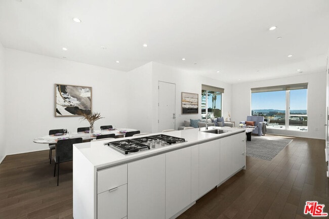 Building Photo - 935 N San Vicente Blvd Unit 6 Rental