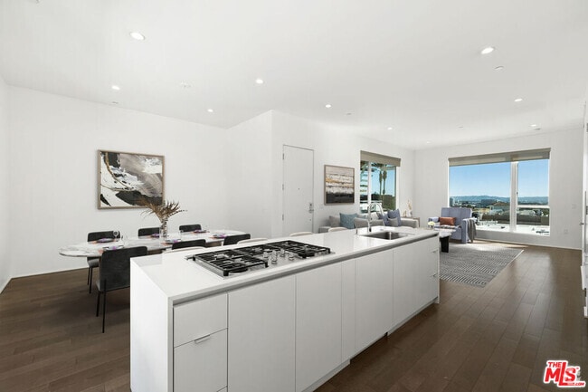 Building Photo - 935 N San Vicente Blvd Unit 6 Rental