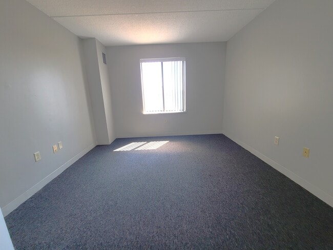 Photo - 65 North Point Dr Unidad 503