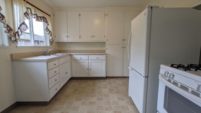 Photo - Conveniently located 3/2 home near Henders...