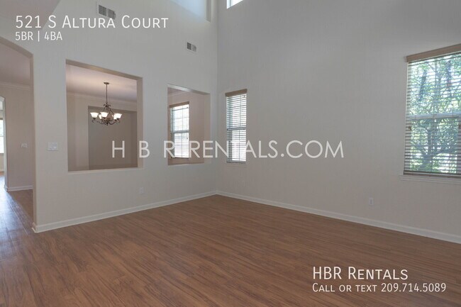 521 S Altura Ct