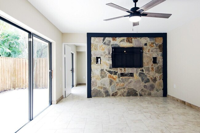 Photo - 1700 Embassy Dr Unidad 402