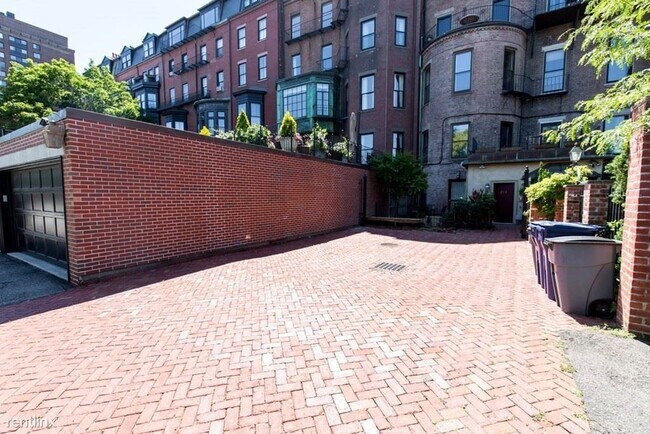 Photo - 5 br, 4.5 bath Triplex - 214 Beacon St 3