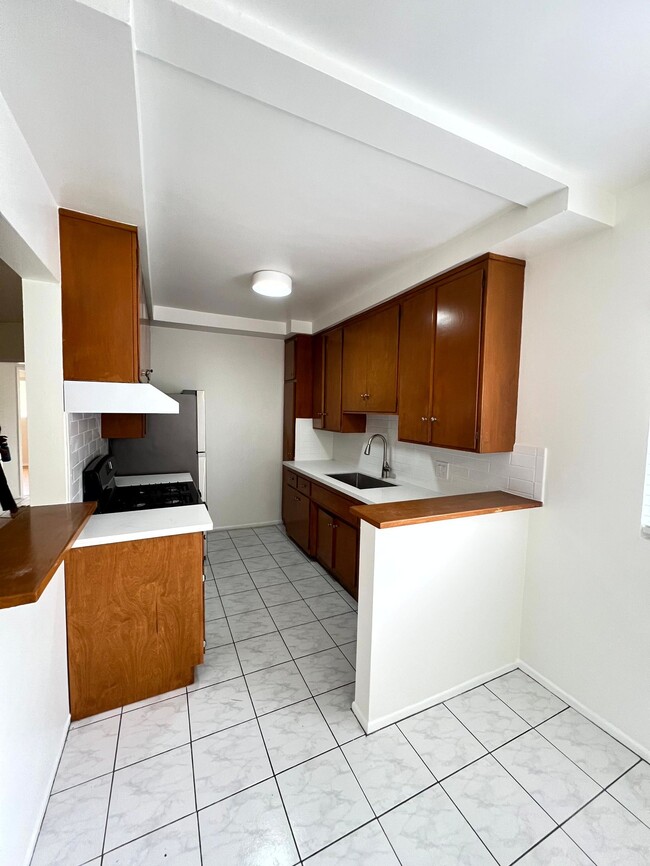 1322 Amherst Ave Unit 8