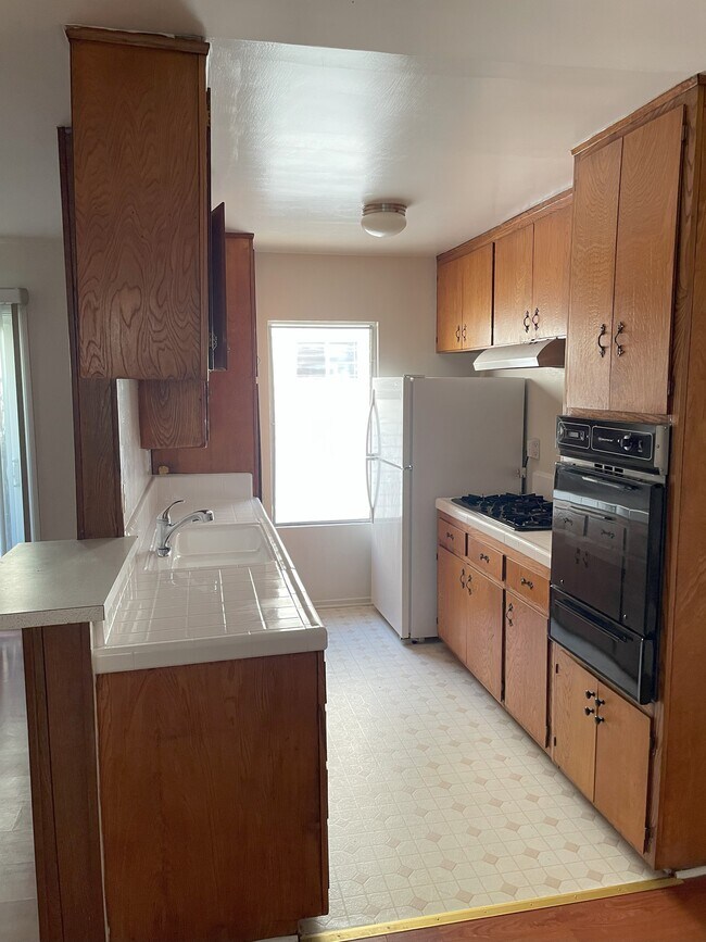 Cocina - 1440 Barry Ave