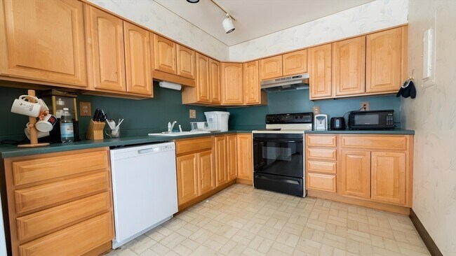 Photo - 20 Hammond Pond Pkwy Unidad 402