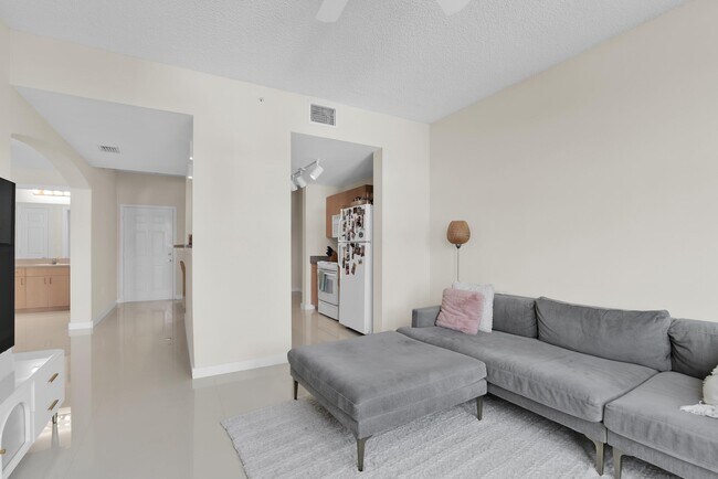 Photo - 533 NE 3rd Ave