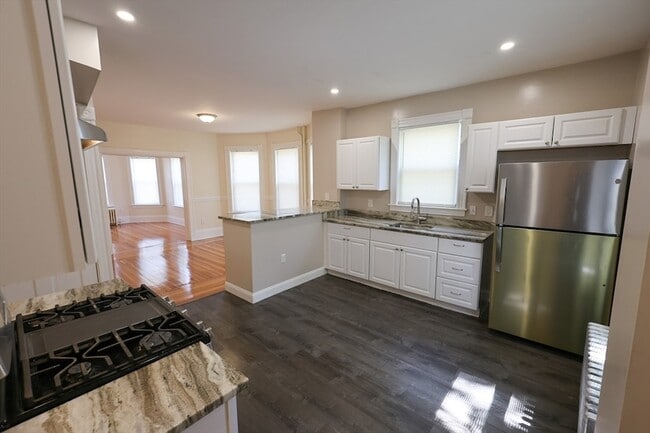 Building Photo - 32 Robinson St Unit 1