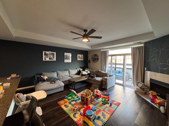 Photo - 2307 W Wolfram St Unit 214