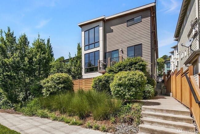 Building Photo - 215 24th Ave E