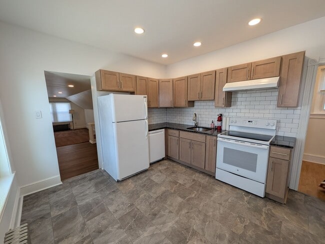 Building Photo - 1105 Queen St Unit Apt #2