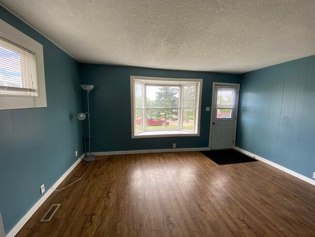 Photo - 960 Cornwall Crescent