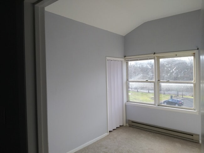 Dormitorio/ventanas nuevas - 27 Edison Rd Unidad B second floor
