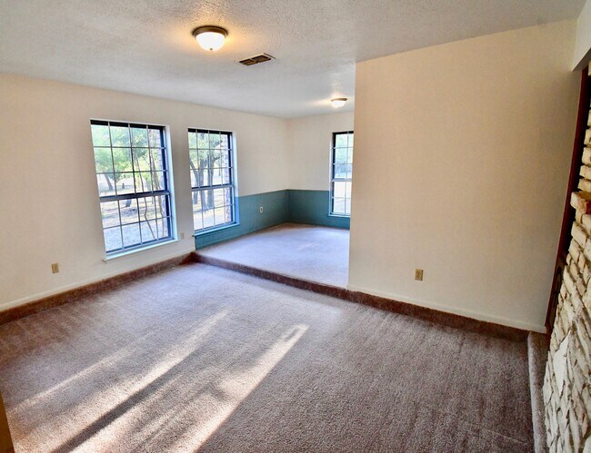 Photo - Gorgeous 4 Bedroom 2 Bathroom Kempner Home!