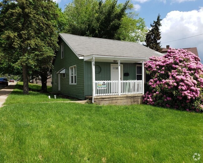 Building Photo - 4-5 bedroom home located on Oakland Ave, o...