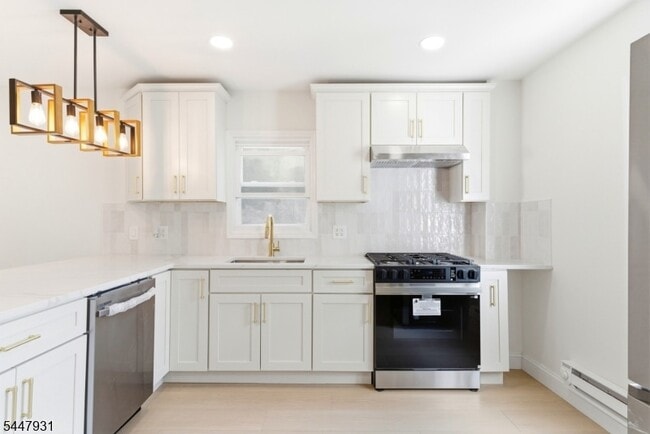 Photo - 475 Burnside St