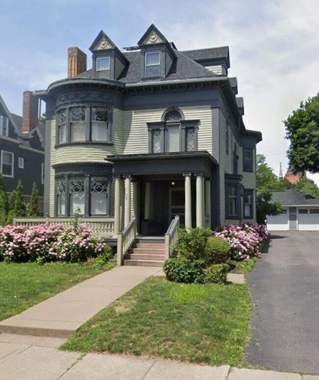 Building Photo - 15 Strathallan Park Unit 15 Strathallan-Apt 5