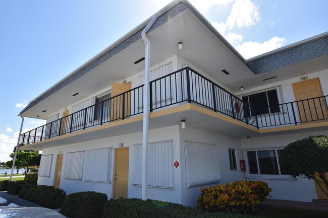 Photo - 3240 Lake Osborne Dr Unidad 204 Rental