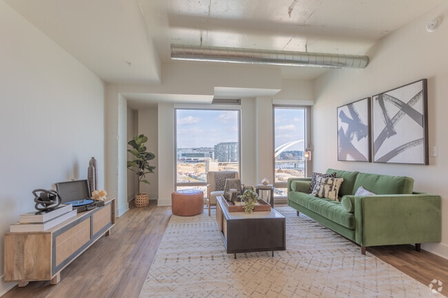 1BR, 1BA - 694SF