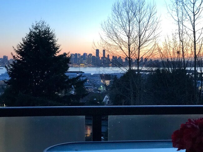 Photo - 212 Forbes Av