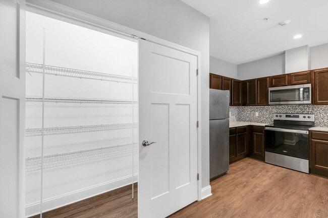 Photo - Gorgeous front facing 1 bedroom - Next to ... Unidad 208