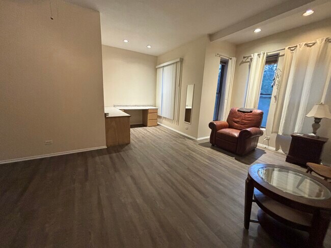 unit 2 living room desks - 827 S Laflin St Unidad 2