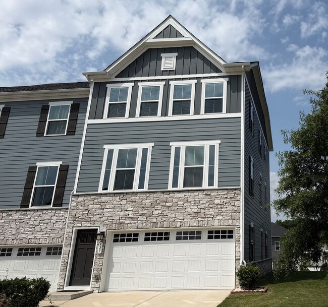 Photo - 921 Portrush Ln