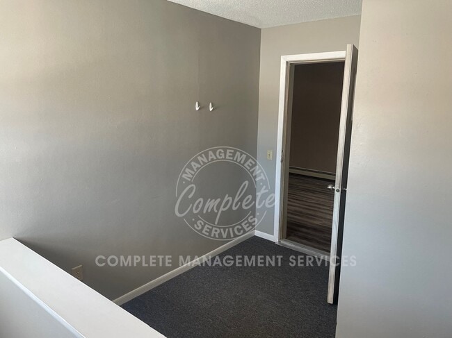 Photo - 212 W James St