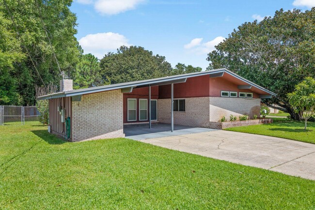 Photo - 111 McEwen Dr