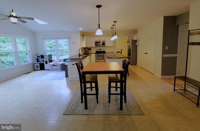 Photo - 18 Willow Glen Ct