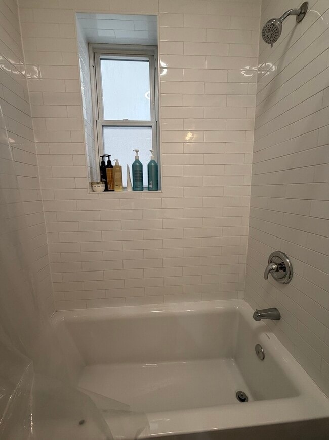 Photo - 1472 W Erie St Unit 1F