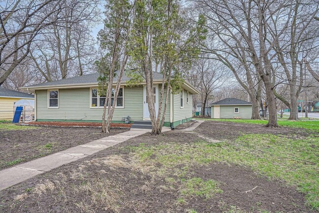 Photo - 6300 Quebec Ave N