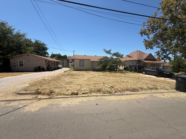 Photo - 720 W Avenue C