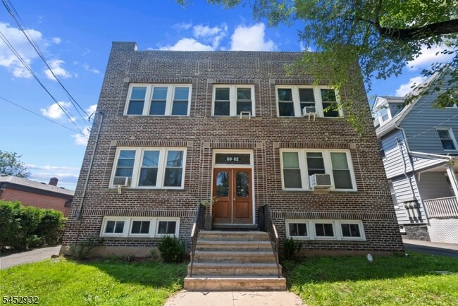 Building Photo - 60 Elmwood Ave Unit 3