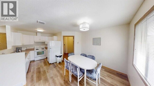 Photo - 10605-10102 102 St