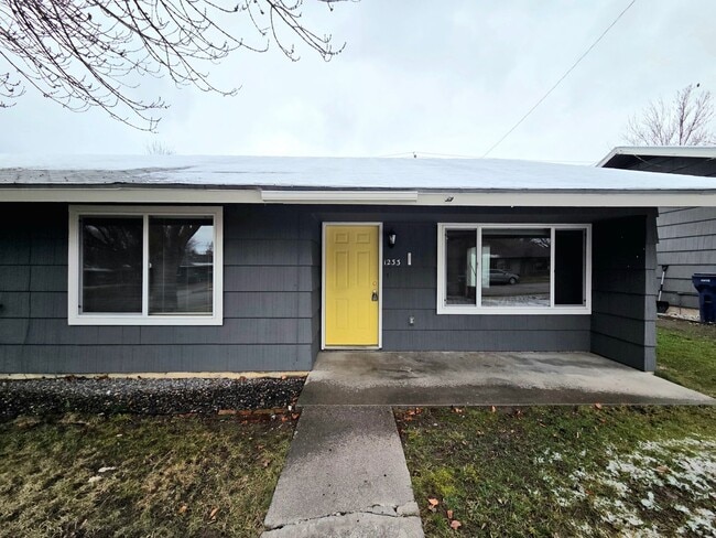 Building Photo - 1231/1233 Montana St. Duplex Unit 1233