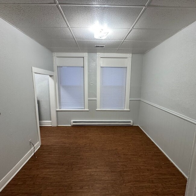 Building Photo - 1 Br small living room and small kitchen Unit Apt #4