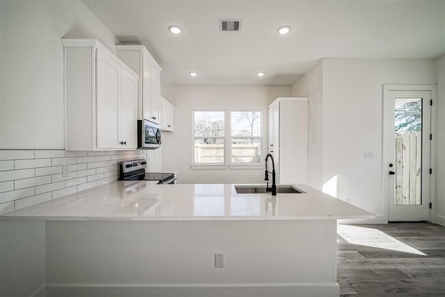 Photo - 8409 Schneider St